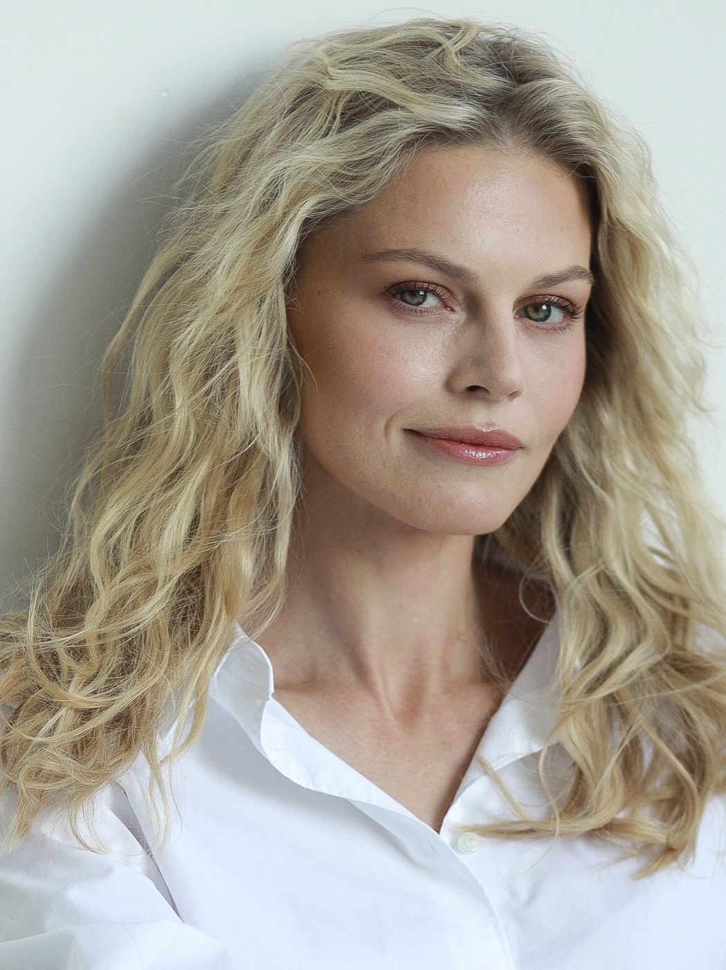 Shirali porno teshiklar Yigit ustidagi qizning rasmlari